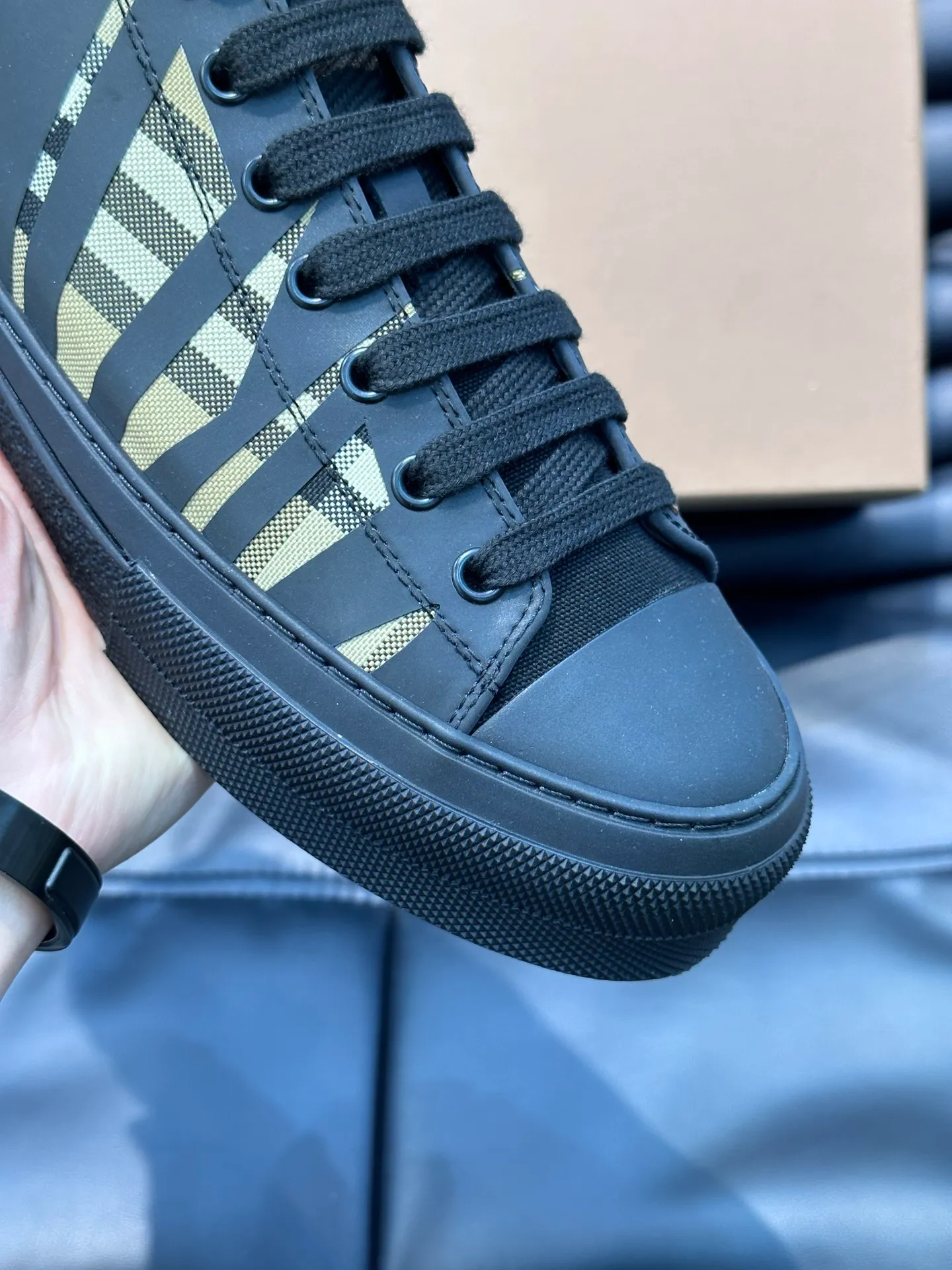 Men's shoes 💰400▫️B's men's classic low-top sneakers are reinterpreted in Vintage plaid cotton material and decorated with a new brand logo. First-layer cowhide lining, embossed Burberry logo on the heel, and original TPU outsole! Size: 38-44 (45 46 customized)